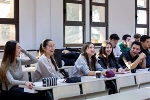 Visita del CAE para acreditar titulaciones en la CEU Universitat Abat Oliba