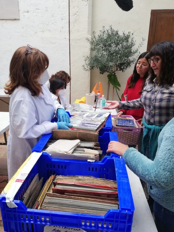 La Universitat de València recupera 2,5 millones de fotos de familias afectadas por la dana