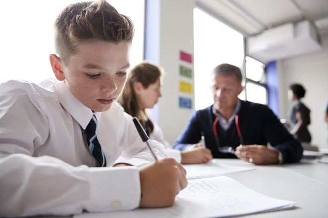 La educación secundaria influye en las preferencias políticas, según un estudio