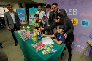 Kits escolares gratuitos beneficiarán a 2 millones de estudiantes en 2026