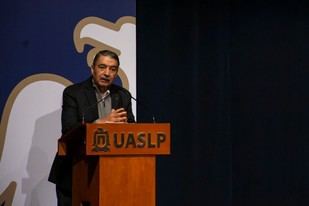 Ceremonia de entrega de cartas de pasante a egresados de la FCA