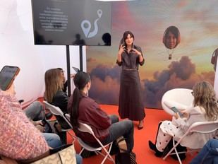 Ana Ibáñez estudia el efecto del entretenimiento en audio sobre la salud mental y el cerebro