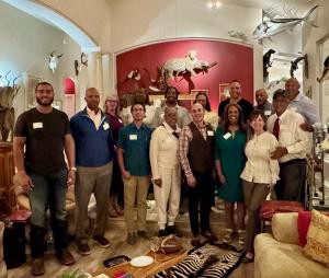 Líderes de Arizona impulsan iniciativa que une deportes y educación empresarial