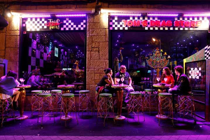 TOM’S BAR. EL COLORISTA UNIVERSO DE HOFFMAN 