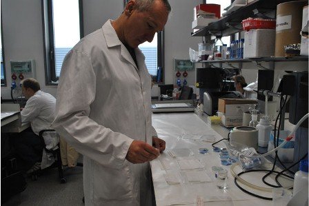 Un grupo de investigadores del Campus de la UPC en Terrassa elimina las bacterias infecciosas de los tejidos sanitarios 
